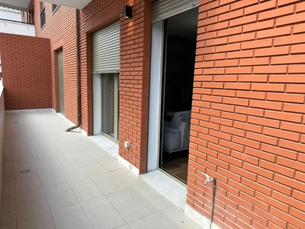 Tirane, jepet me qera apartament 1+1+Ballkon Kati 2, 84 m² 850 € (Kompleksi Delijorgji)