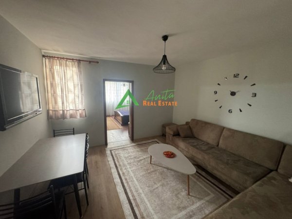 Tirane, jepet me qera apartament 2+1+Ballkon Kati 3, 70 m² 55000 Leke (Rr Petronini Luarasi, ish tregu)
