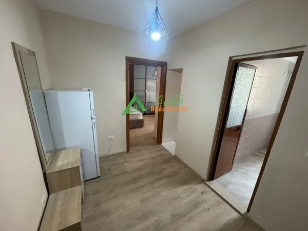 Tirane, jepet me qera apartament 2+1+Ballkon Kati 3, 70 m² 55000 Leke (Rr Petronini Luarasi, ish tregu)