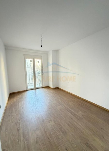 Tirane, jepet me qera apartament 2+1 Kati 1, 128 m² 2.000 € (Rruga Faik Konica)