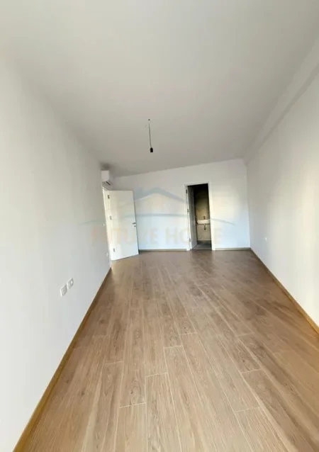 Tirane, jepet me qera apartament 2+1 Kati 1, 128 m² 2.000 € (Rruga Faik Konica)