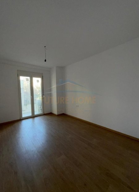 Tirane, jepet me qera apartament 2+1 Kati 1, 128 m² 2.000 € (Rruga Faik Konica)