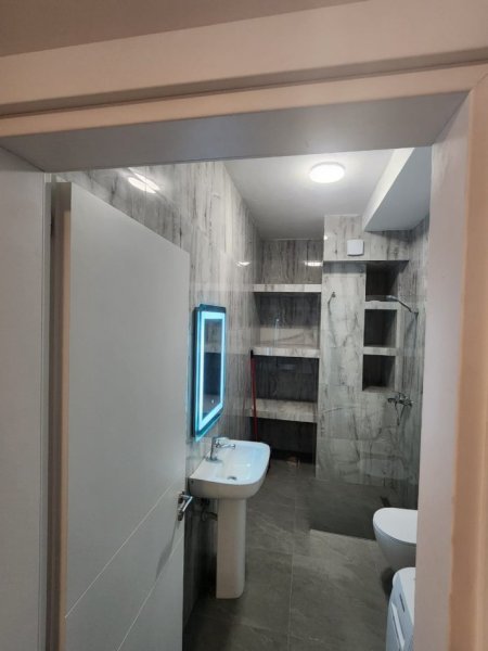 Tirane, jepet me qera apartament 1+1 Kati 5, 70 m² 750 € (Komuna e Parisit)