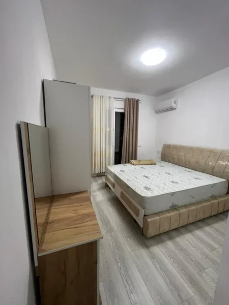 Tirane, jepet me qera apartament 2+1 Kati 1, 150 m² 450 € (Kamez)
