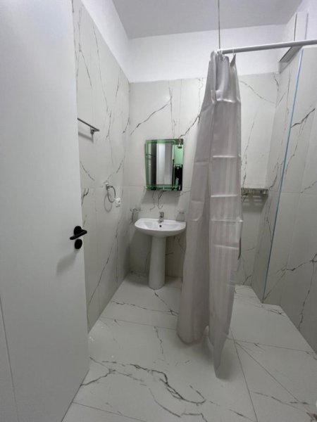 Tirane, jepet me qera apartament 2+1 Kati 1, 150 m² 450 € (Kamez)