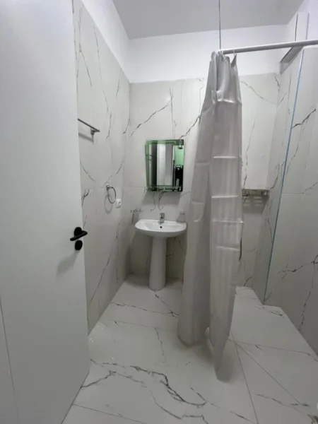 Tirane, jepet me qera apartament 2+1 Kati 1, 150 m² 450 € (Kamez)