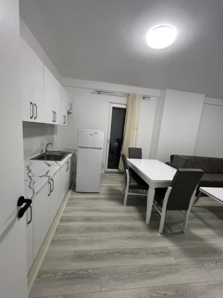 Tirane, jepet me qera apartament 2+1 Kati 1, 150 m² 450 € (Kamez)