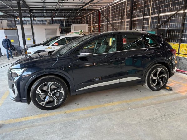 Tirane, shes makine elektrike Audi Q4 E-tron 40 Elektrike, blu e errët automatik Klima 700 km 33.000 €