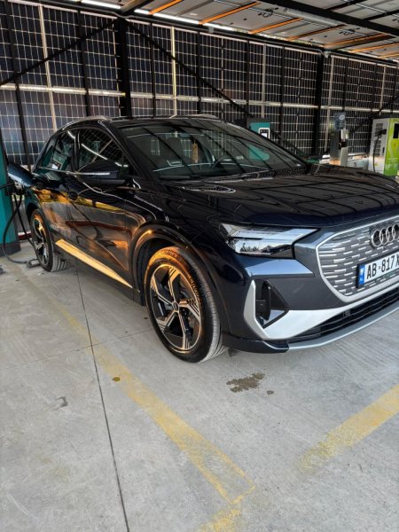 Tirane, shes makine elektrike Audi Q4 E-tron 40 Elektrike, blu e errët automatik Klima 700 km 33.000 €
