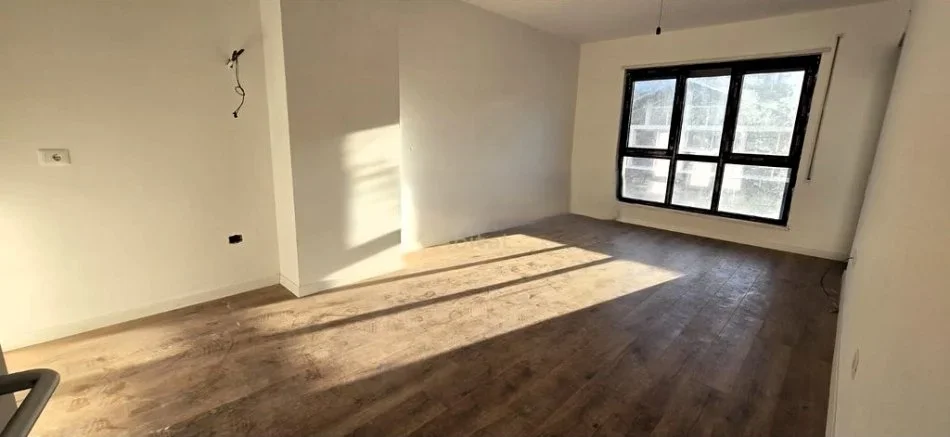 Tirane, jepet me qera zyre Kati 1, 89 m² 700 € (komuna e parisit)