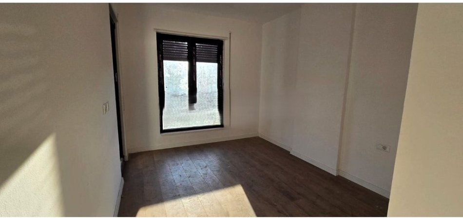 Tirane, jepet me qera zyre Kati 1, 89 m² 700 € (komuna e parisit)