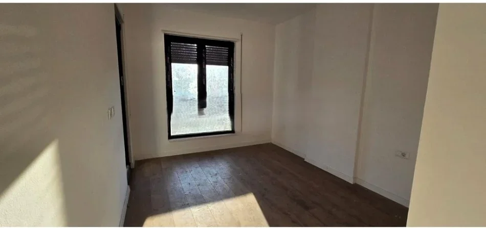 Tirane, jepet me qera zyre Kati 1, 89 m² 700 € (komuna e parisit)