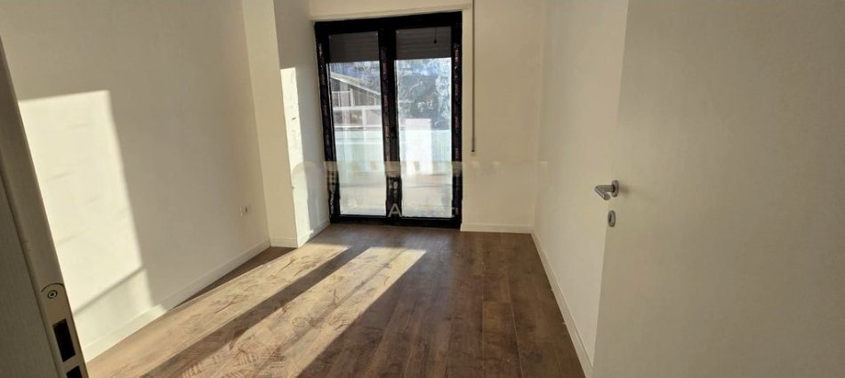 Tirane, jepet me qera zyre Kati 1, 89 m² 700 € (komuna e parisit)