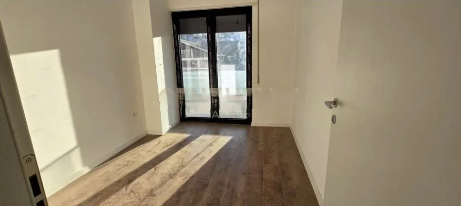 Tirane, jepet me qera zyre Kati 1, 89 m² 700 € (komuna e parisit)