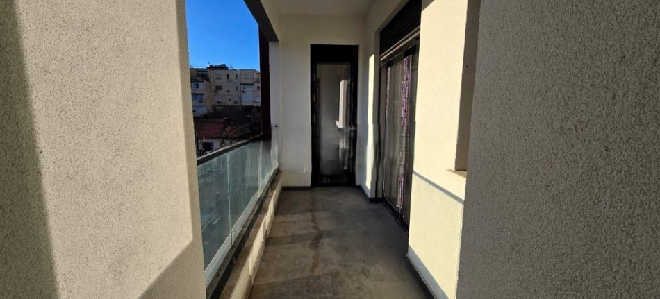 Tirane, jepet me qera zyre Kati 1, 89 m² 700 € (komuna e parisit)
