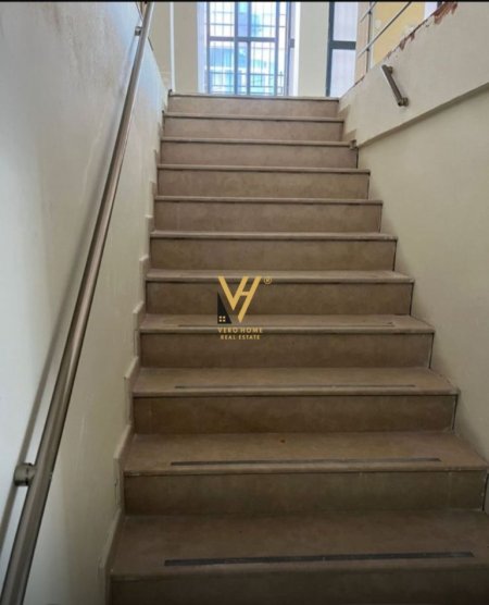 Tirane, jepet me qera ambjent biznesi Kati 0, 240 m² 1.700 € (LAPRAKE)