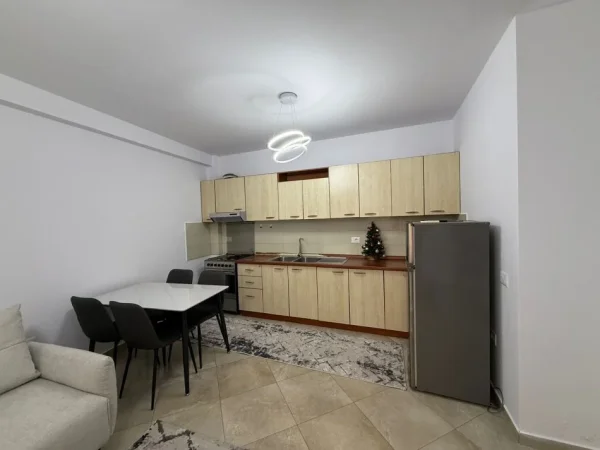 Tirane, jepet me qera apartament 2+1 Kati 4, 85 m² 850 € (Rruga e Barrikadave.)