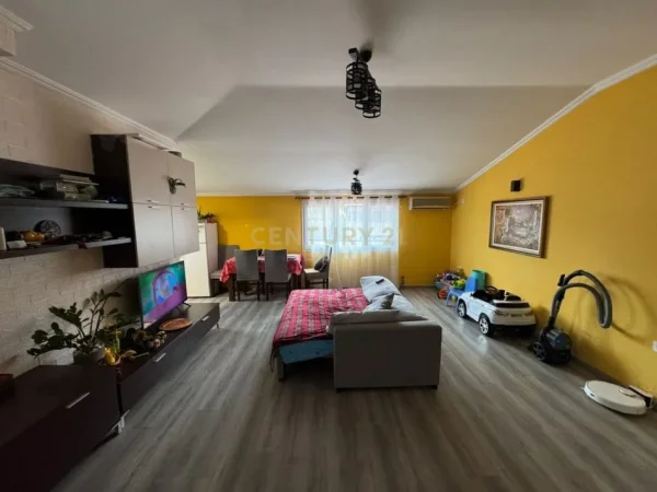 Tirane, jepet me qera apartament 3+1 Kati 2, 150 m² 600 € (Fakulteti ekonomik)