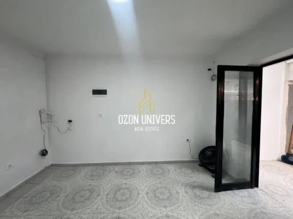 Tirane, jepet me qera ambjent biznesi Kati 0, 20 m² 450 € (Ish Stacioni i Fundit i Tiranës së Re!)