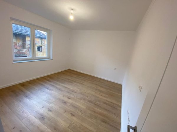 Tirane, jepet me qera zyre Kati 2, 83 m² 800 € (Rruga e Durresit)