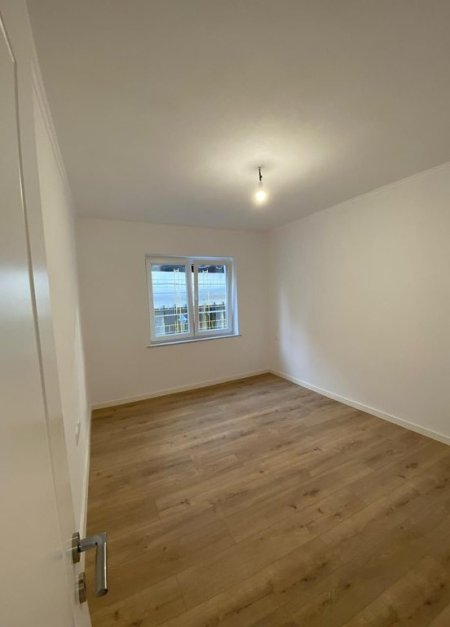Tirane, jepet me qera zyre Kati 2, 83 m² 800 € (Rruga e Durrësit)