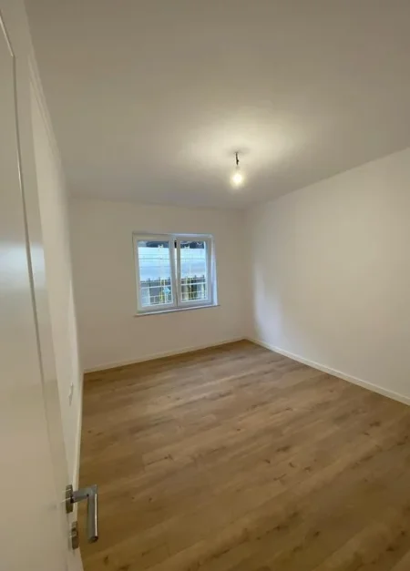 Tirane, jepet me qera zyre Kati 2, 83 m² 800 € (Rruga e Durrësit)