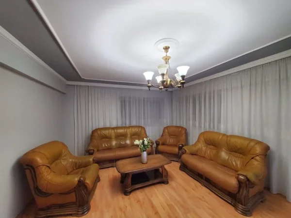 Tirane, jepet me qera apartament 3+1 Kati 2, 750 € 