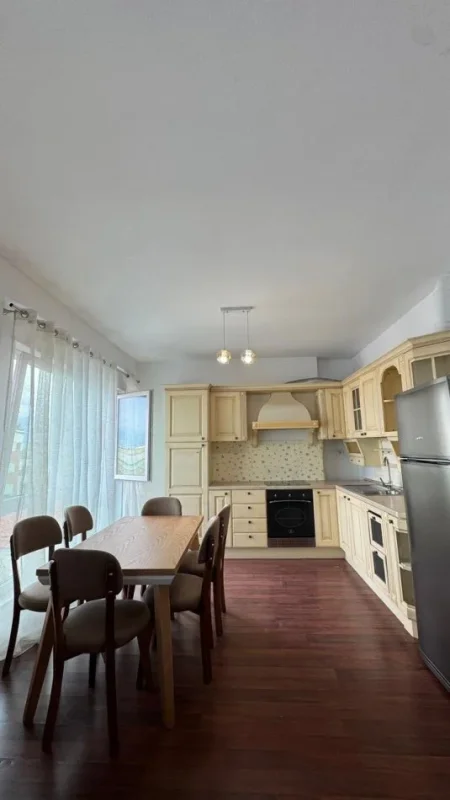 Tirane, jepet me qera 2+1+Ballkon Kati 4, 110 m² 600 € (Kodra e diellit)