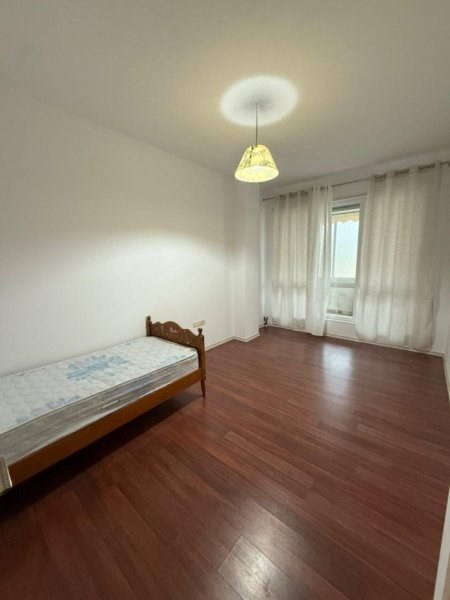 Tirane, jepet me qera 2+1+Ballkon Kati 4, 110 m² 600 € (Kodra e diellit)