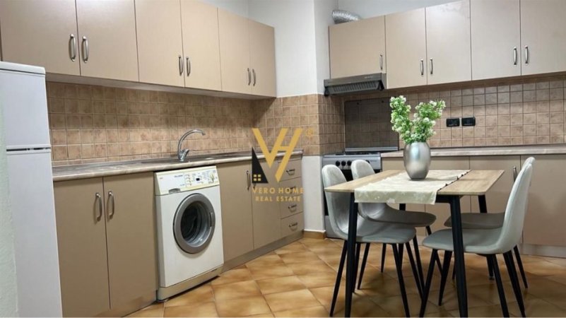 Tirane, jepet me qera apartament 1+1+Ballkon Kati 6, 65 m² 650 € (BLLOKU)