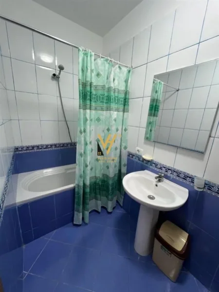 Tirane, jepet me qera apartament 1+1+Ballkon Kati 6, 65 m² 650 € (BLLOKU)