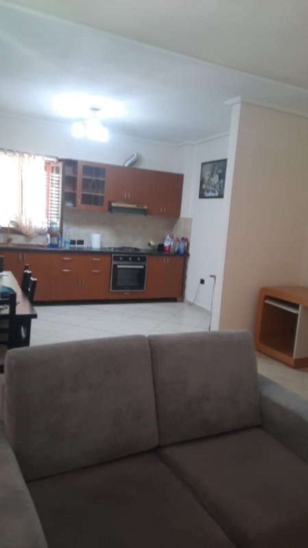Tirane, jepet me qera apartament 3+1 Kati 2, 600 € 