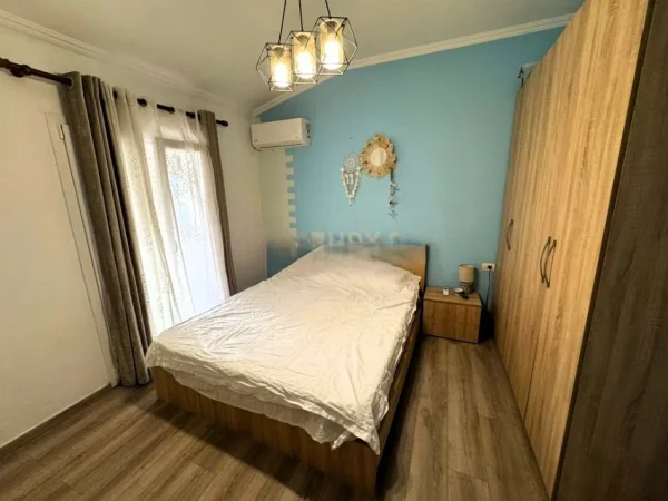 Tirane, jepet me qera apartament 3+1 Kati 2, 150 m² 600 € (PRANE FAKULTETIT EKONOMIK)