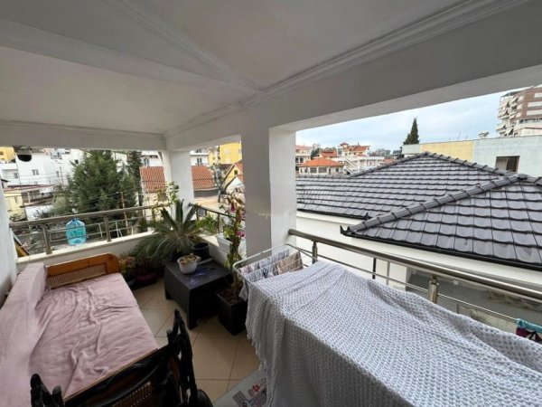 Tirane, jepet me qera apartament 3+1 Kati 2, 150 m² 600 € (PRANE FAKULTETIT EKONOMIK)