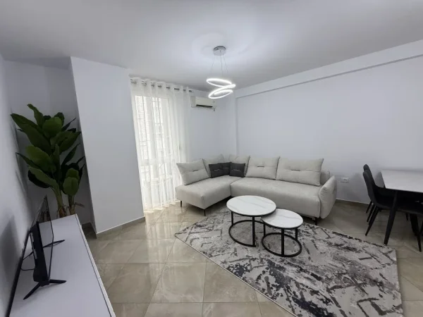 Tirane, jepet me qera apartament 2+1 Kati 4, 85 m² 850 € (Rruga e Barrikadave)