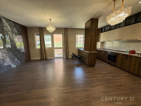 Tirane, shitet apartament duplex 2+1 Kati 3, 121 m² 210.000 € (Kopshti Botanik)