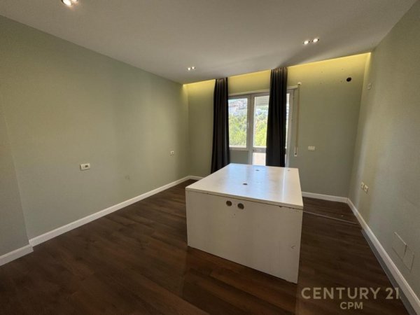 Tirane, shitet apartament duplex 2+1 Kati 3, 121 m² 210.000 € (Kopshti Botanik)