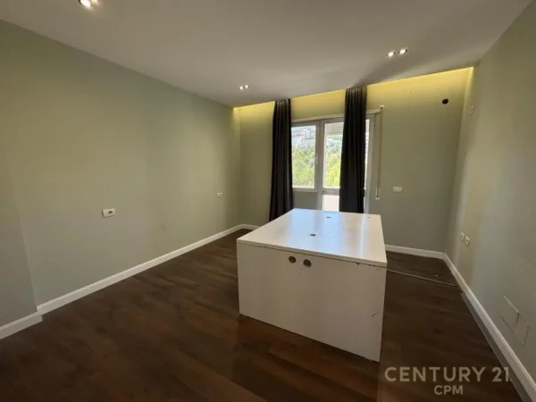 Tirane, shitet apartament duplex 2+1 Kati 3, 121 m² 210.000 € (Kopshti Botanik)