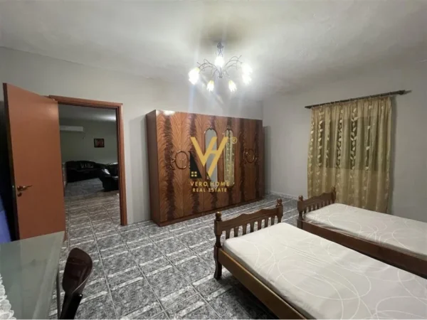 Tirane, jepet me qera apartament 2+1+Ballkon Kati 2, 90 m² 500 € (RRUGA BARRIKADAVE)