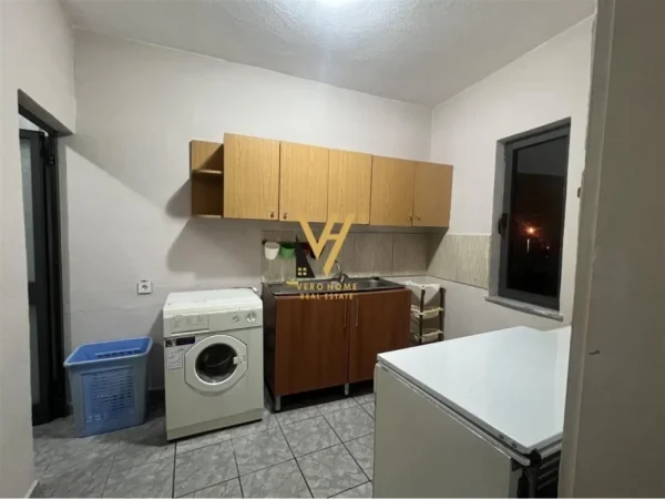 Tirane, jepet me qera apartament 2+1+Ballkon Kati 2, 90 m² 500 € (RRUGA BARRIKADAVE)