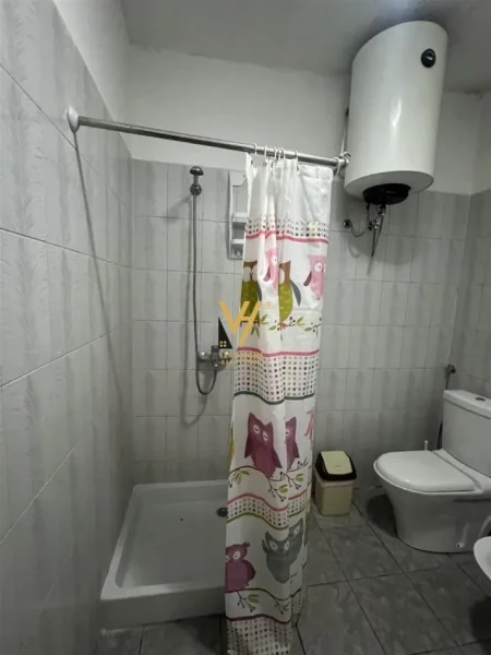 Tirane, jepet me qera apartament 2+1+Ballkon Kati 2, 90 m² 500 € (RRUGA BARRIKADAVE)