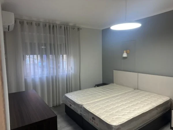 Tirane, jepet me qera apartament 1+1 Kati 1, 55 m² 570 € (Pazari i ri)