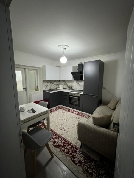 Tirane, jepet me qera apartament 1+1 Kati 1, 55 m² 430 € (Rruges se Dibres , te shkolla e bashkuar)