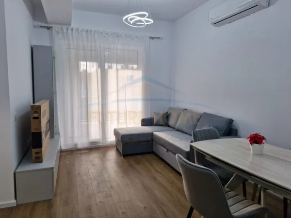 Tirane, jepet me qera apartament 1+1+Ballkon Kati 7, 53 m² 450 € (Kompleksi Kaimi)