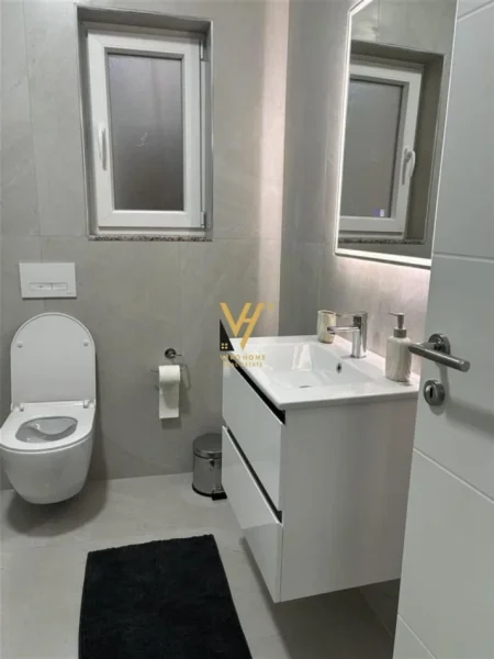 Tirane, jepet me qera apartament 1+1+Ballkon Kati 1, 65 m² 450 € (TREGU ELEKTRIK)