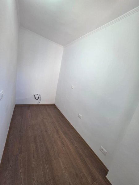 Tirane, shitet apartament 2+1 Kati 4, 76 m² 145.000 € (Xhamlliku)