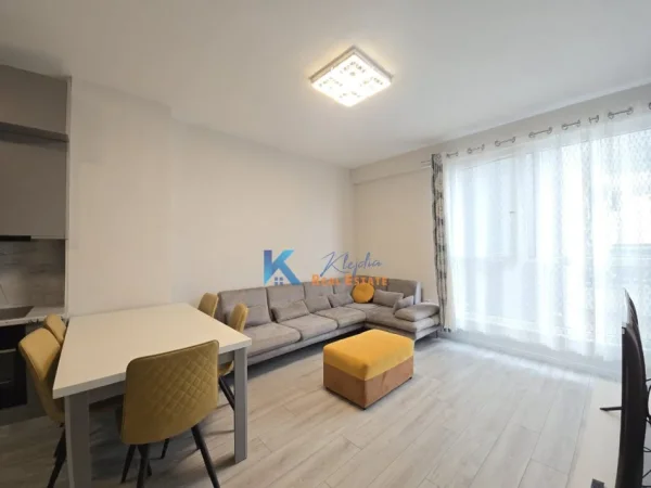Tirane, jap me qera apartament 1+1+Ballkon Kati 5, 70 m² 750 € (Komuna e Parisit)