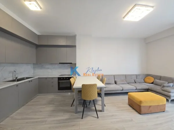 Tirane, jap me qera apartament 1+1+Ballkon Kati 5, 70 m² 750 € (Komuna e Parisit)