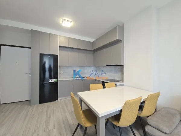Tirane, jap me qera apartament 1+1+Ballkon Kati 5, 70 m² 750 € (Komuna e Parisit)