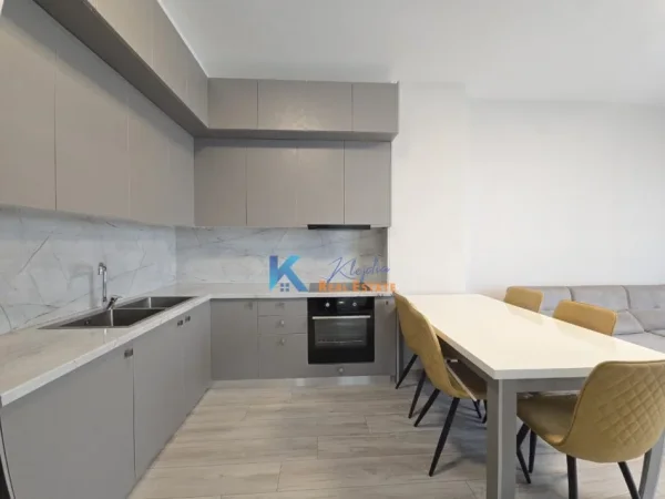 Tirane, jap me qera apartament 1+1+Ballkon Kati 5, 70 m² 750 € (Komuna e Parisit)